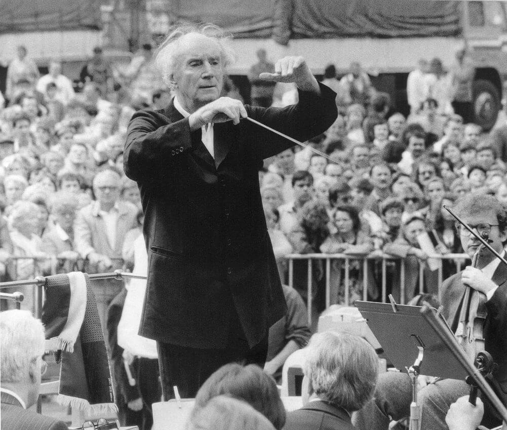 Rafael Kubelík řídí Českou filharmonii na slavnostním koncertě na Staroměstském náměstí v roce 1990
